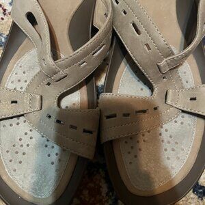 TAUPE NWOT CLARKS ARTISAN SLIDE ON SANDALS SZ 9M
